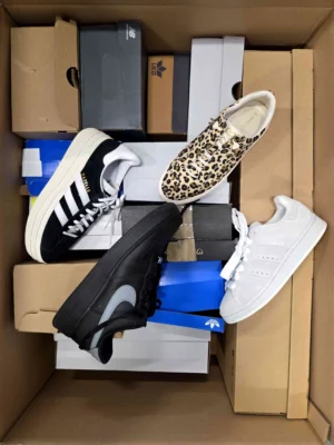 The photo shows a package with footwear in the category CS.