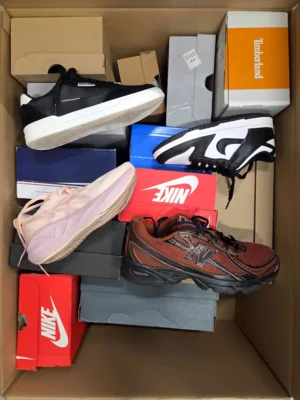 The photo shows a package with footwear in the category CS.