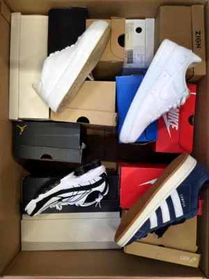 The photo shows a package with footwear in the category CS.