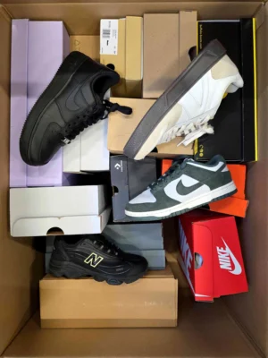 The photo shows a package with footwear in the category CS.
