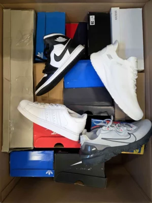 The photo shows a package with footwear in the category CS.