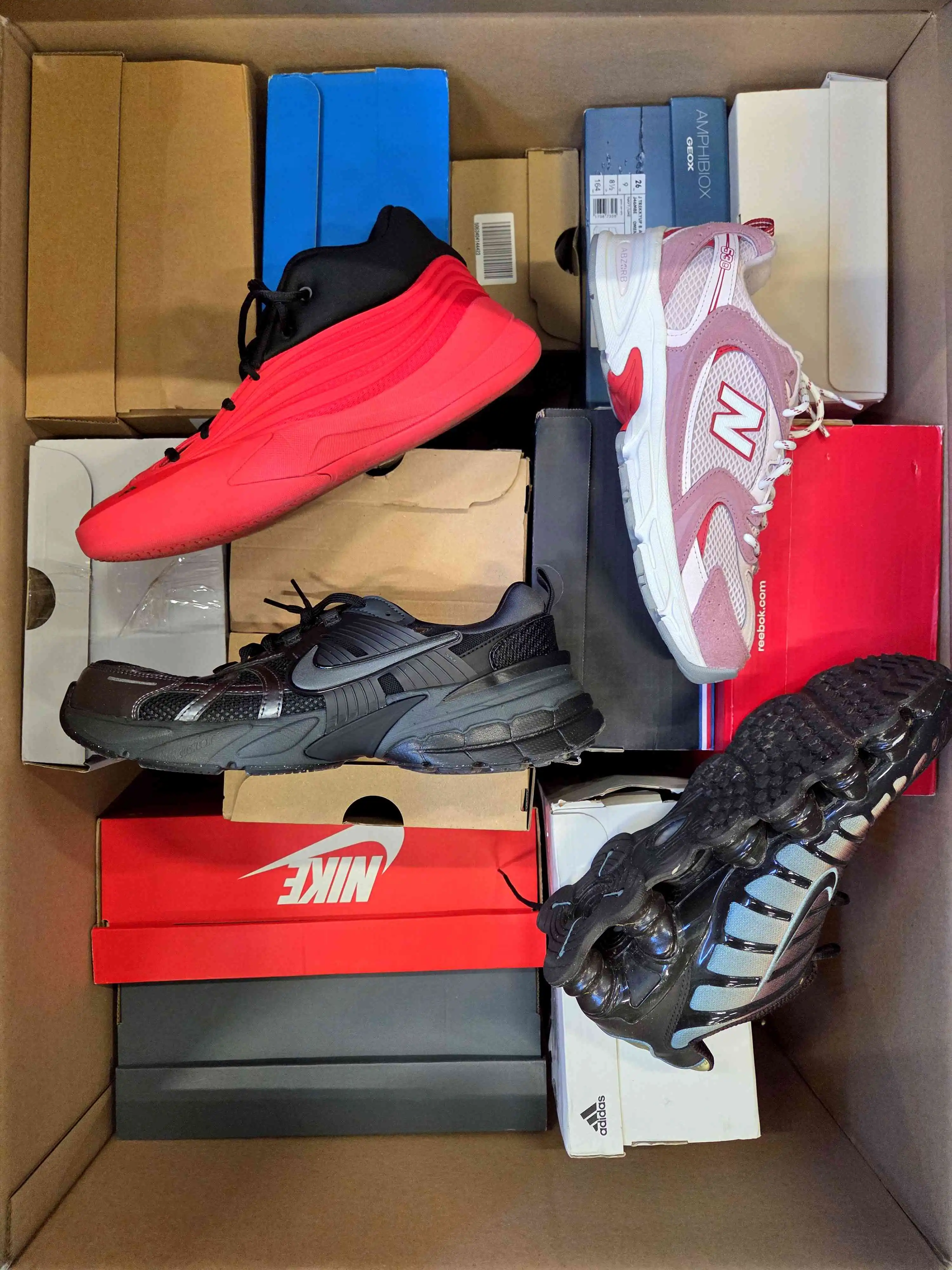 CS6358 3 The photo shows a package with footwear in the category CS.