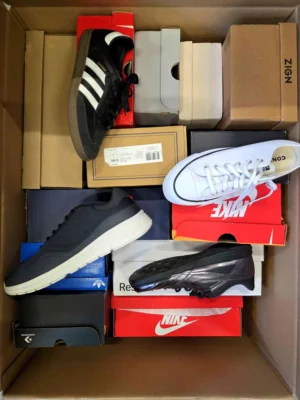 The photo shows a package with footwear in the category CS.