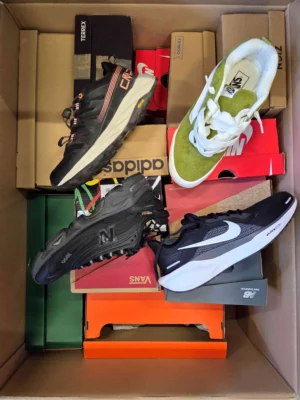 The photo shows a package with footwear in the category CS.