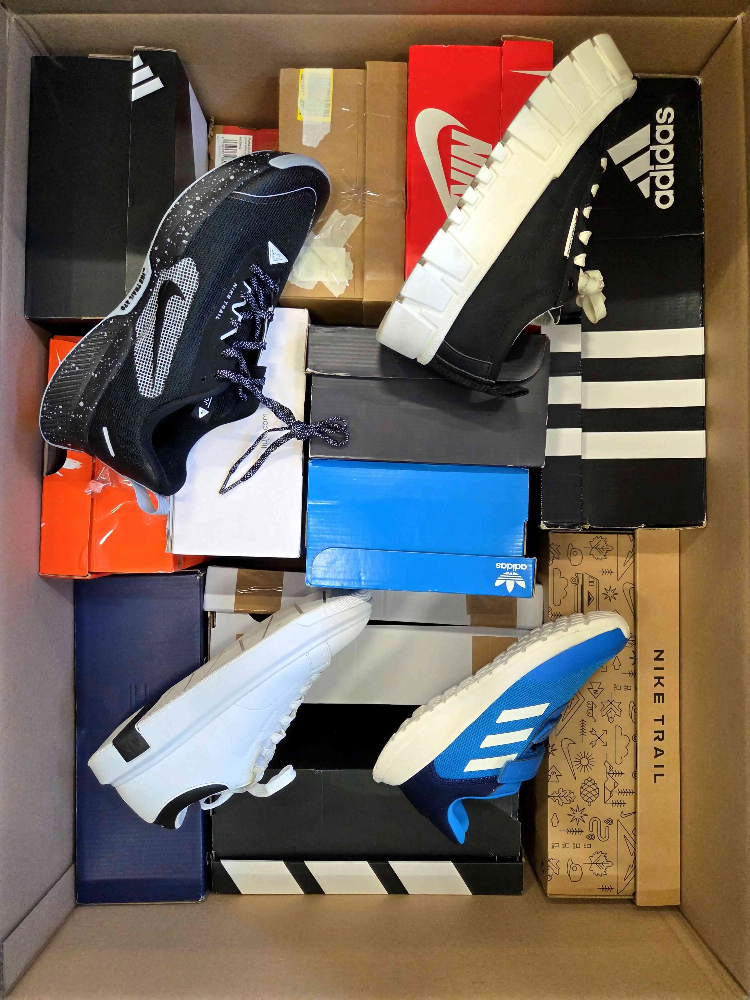 CS6366 3 The photo shows a package with footwear in the category CS.