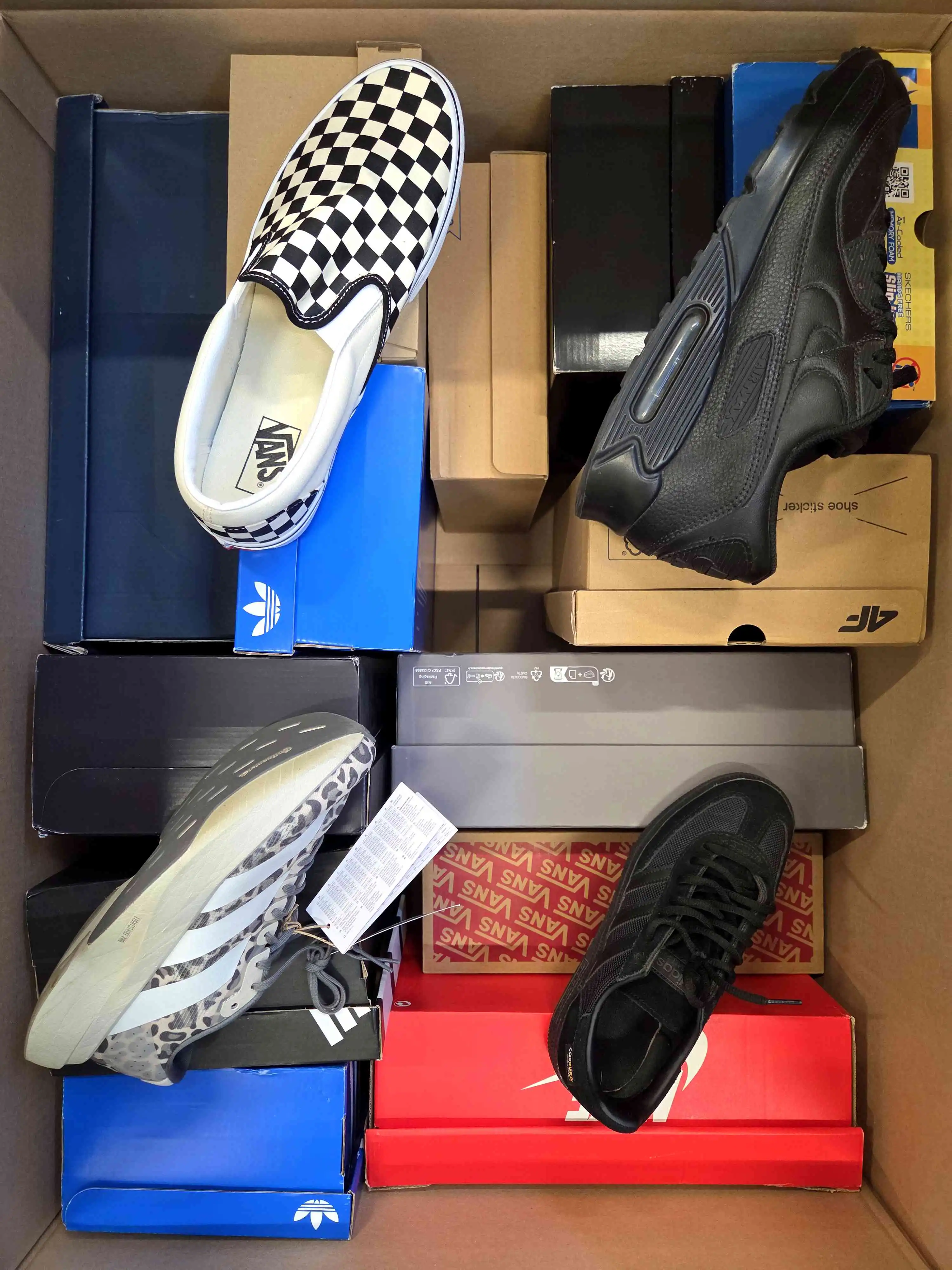 CS6369 3 The photo shows a package with footwear in the category CS.