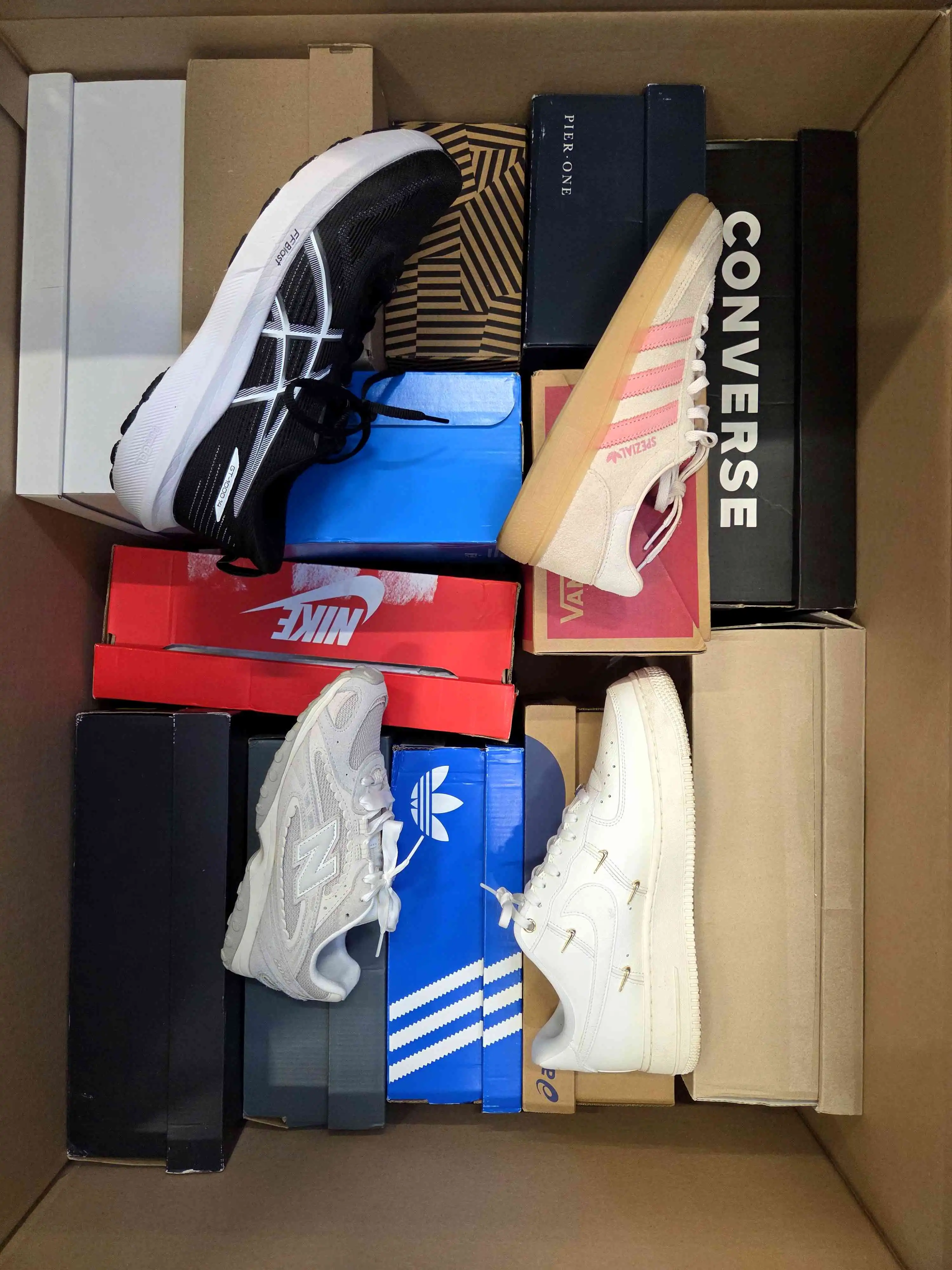 CS6370 3 The photo shows a package with footwear in the category CS.