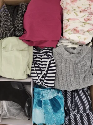 The photo shows a package with clothing in the category SN.