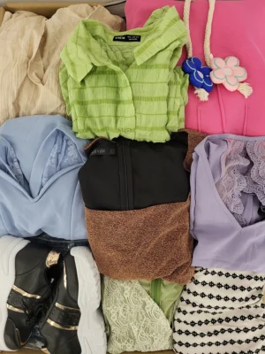 The photo shows a package with clothing in the category SN.