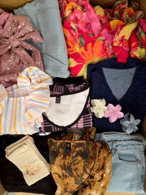 The photo shows a package with clothing in the category SN.
