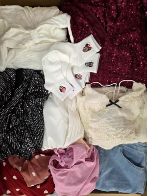 The photo shows a package with clothing in the category SN.
