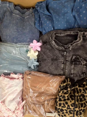 The photo shows a package with clothing in the category SN.