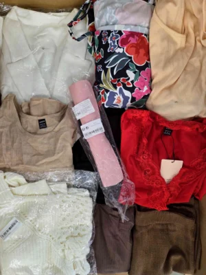 The photo shows a package with clothing in the category SN.