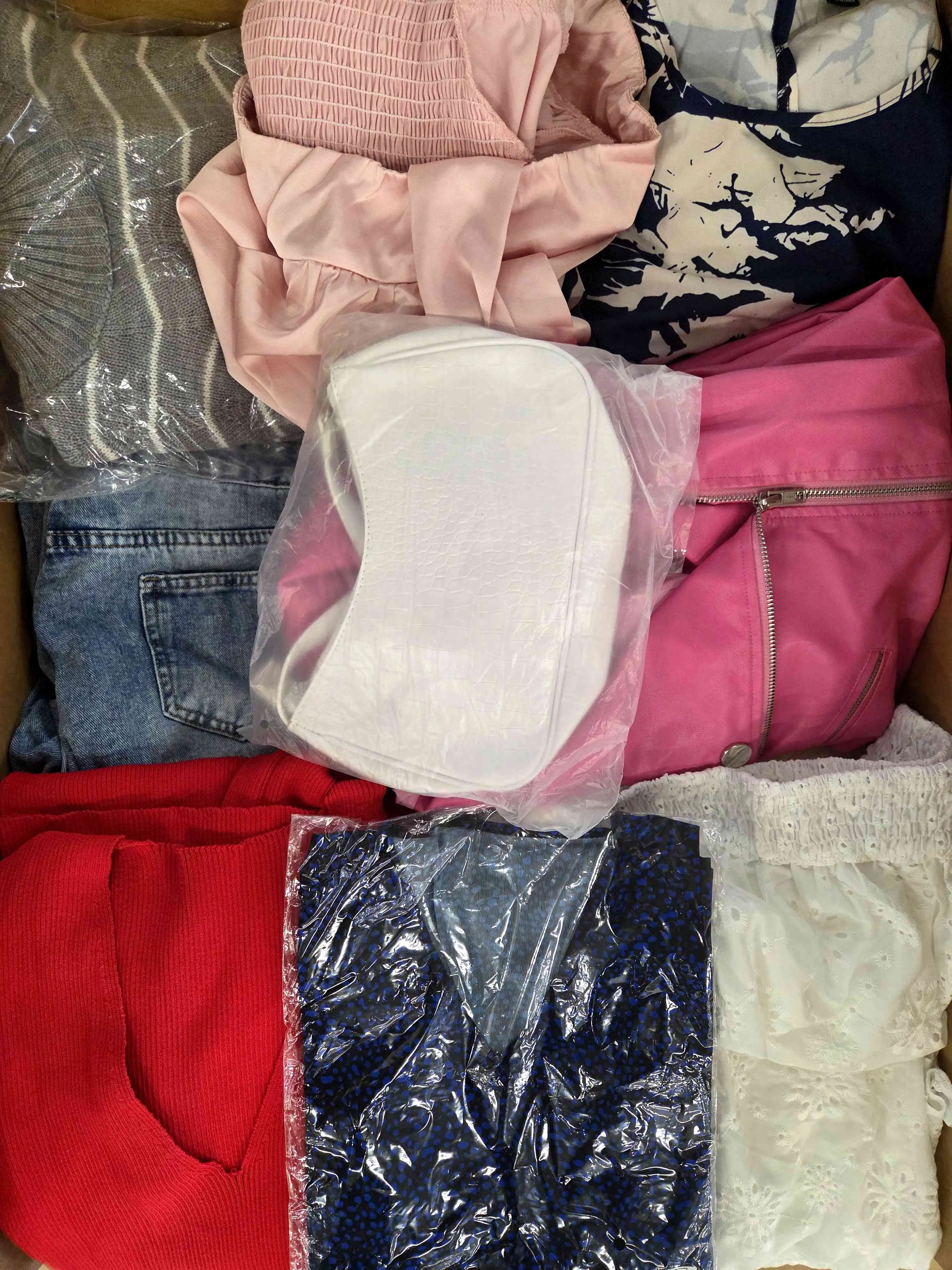 SN799 3 The photo shows a package with clothing in the category SN.