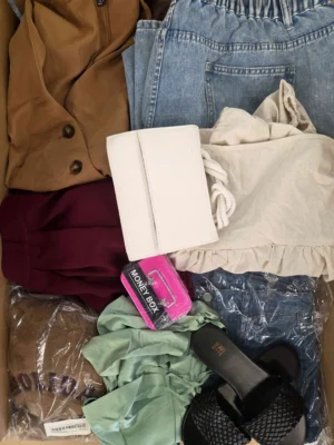 The photo shows a package with clothing in the category SN.