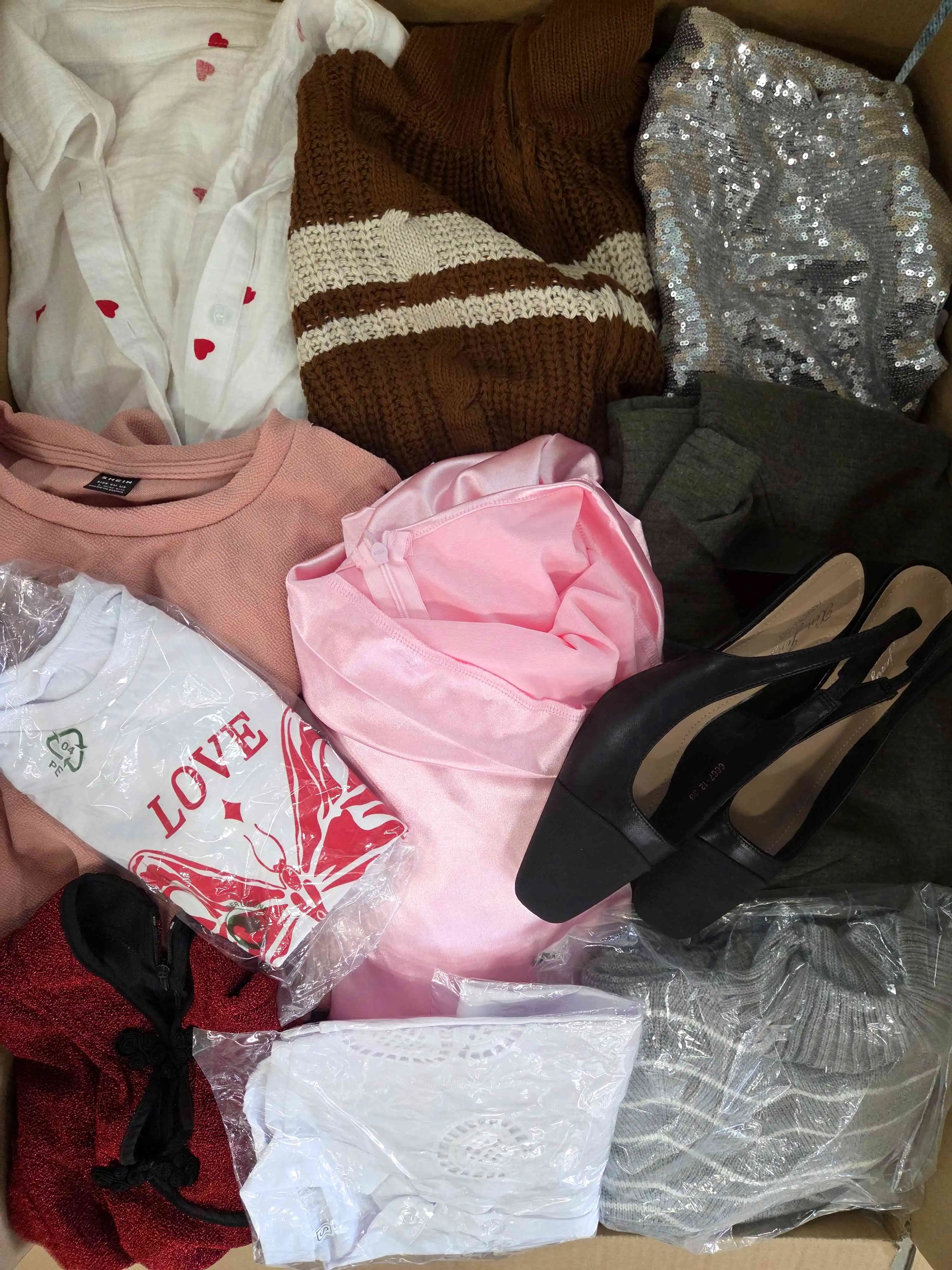 SN809 3 The photo shows a package with clothing in the category SN.