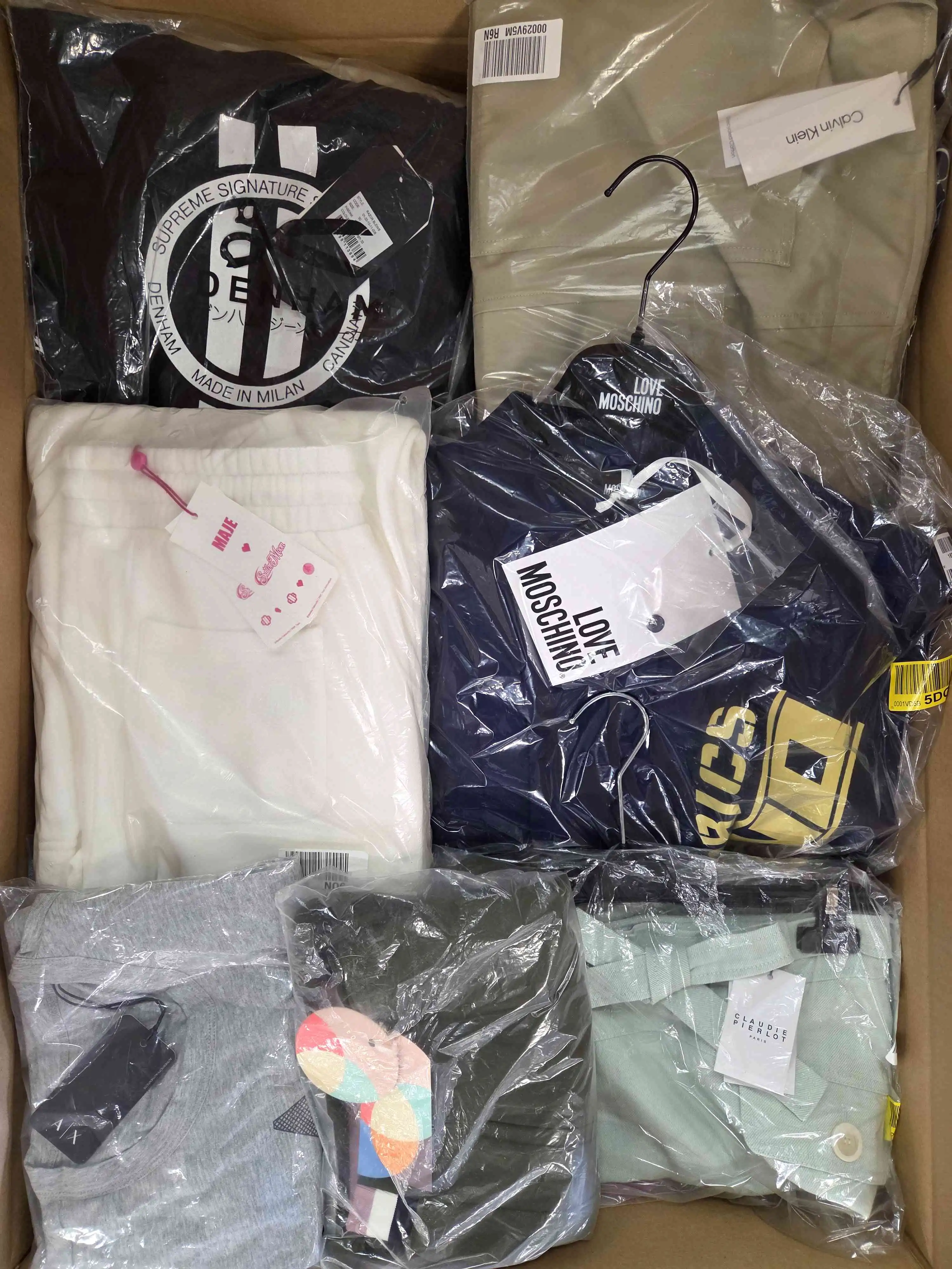 A864 3 The photo shows a package with clothing in the category A.
