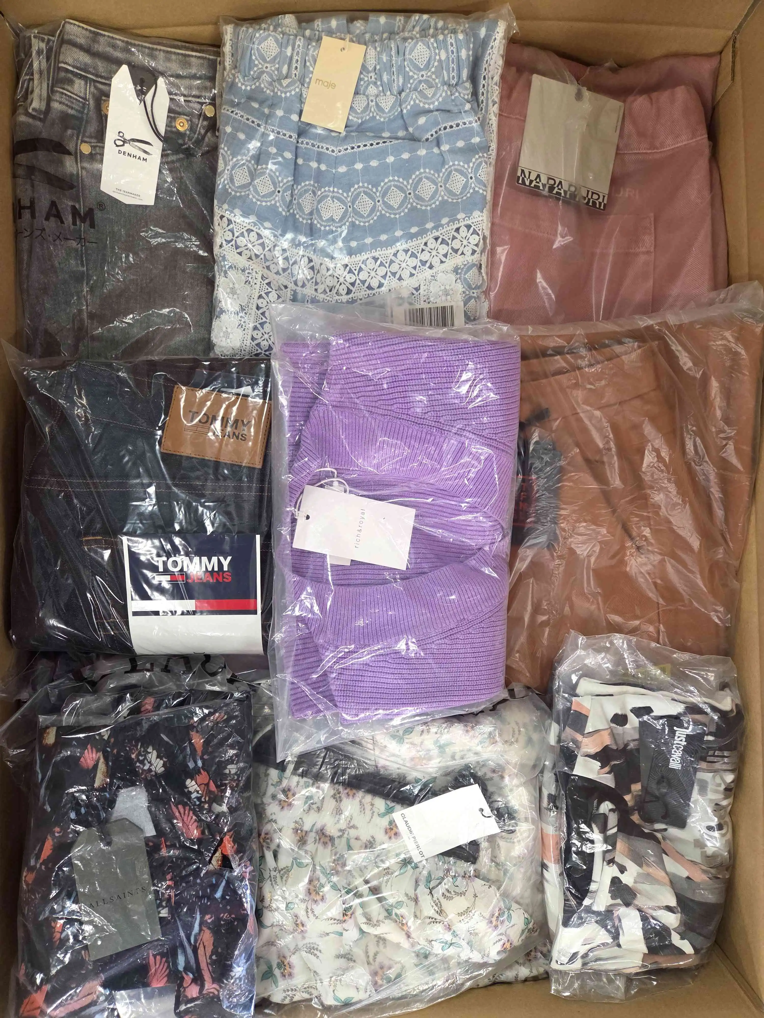 A865 3 The photo shows a package with clothing in the category A.