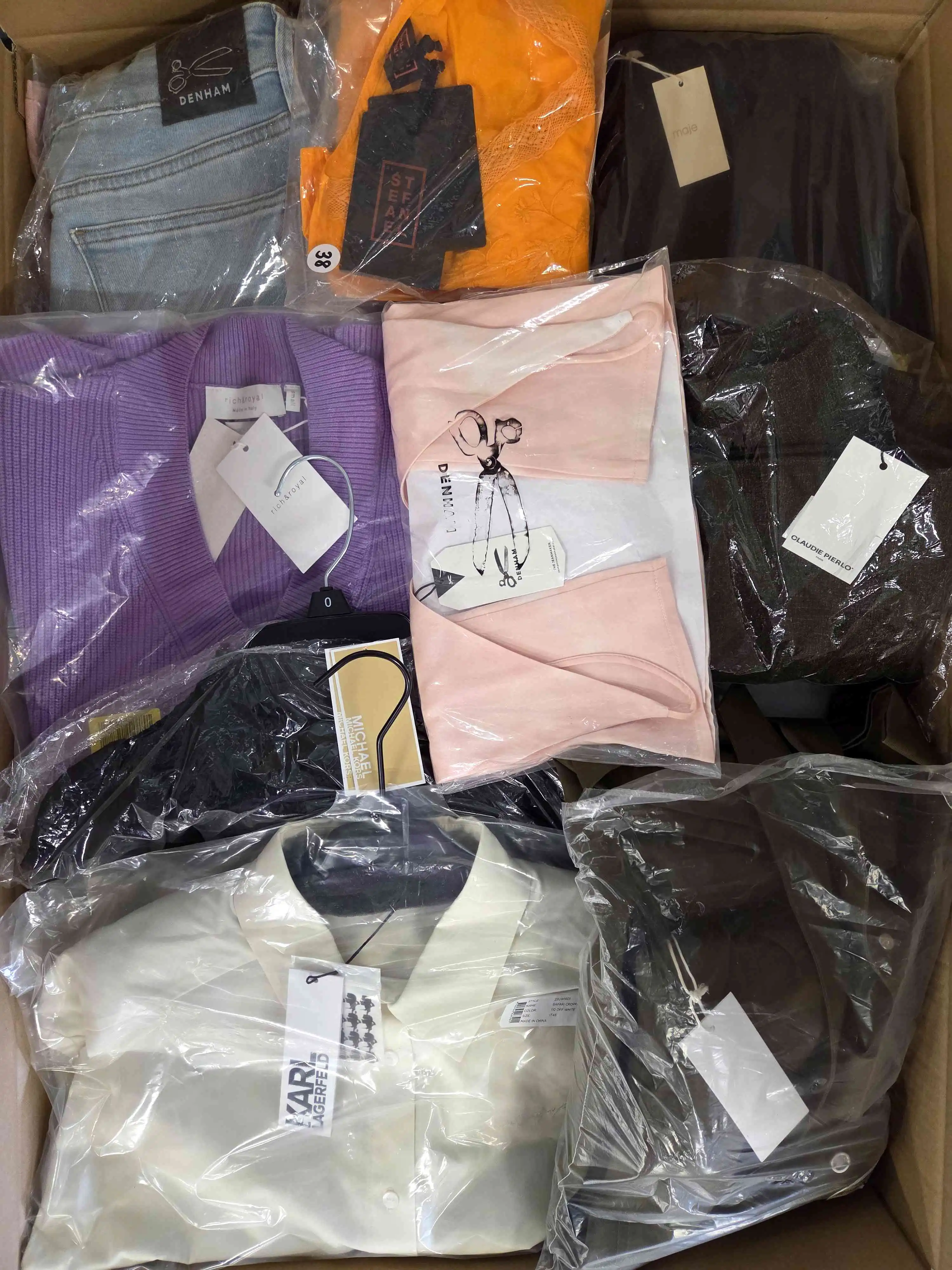 A869 3 The photo shows a package with clothing in the category A.