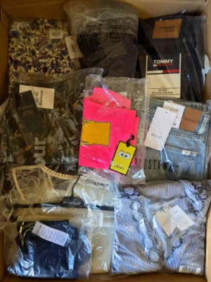The photo shows a package with clothing in the category A.