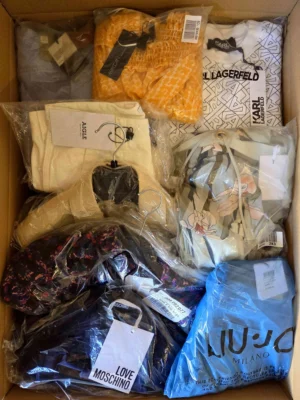 The photo shows a package with clothing in the category A.