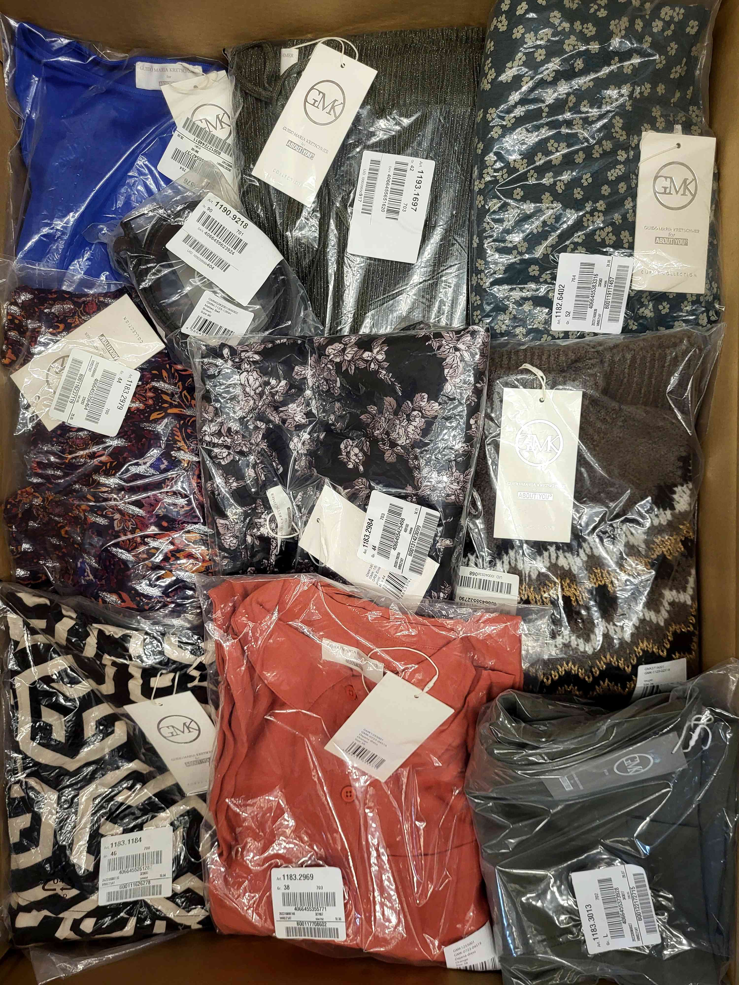 YA1001 3 The photo shows a package with clothing in the category YA.