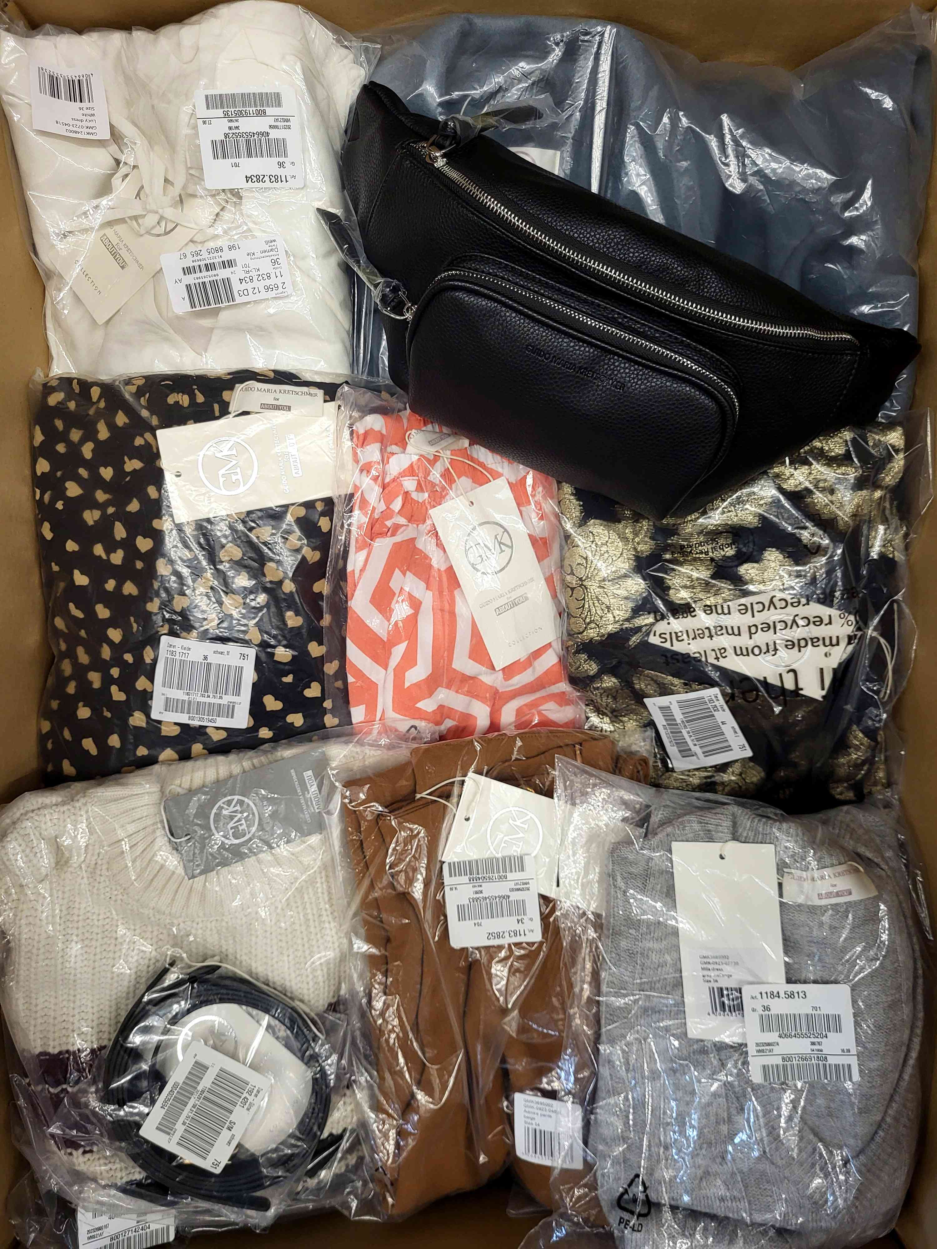 YA1003 3 The photo shows a package with clothing in the category YA.