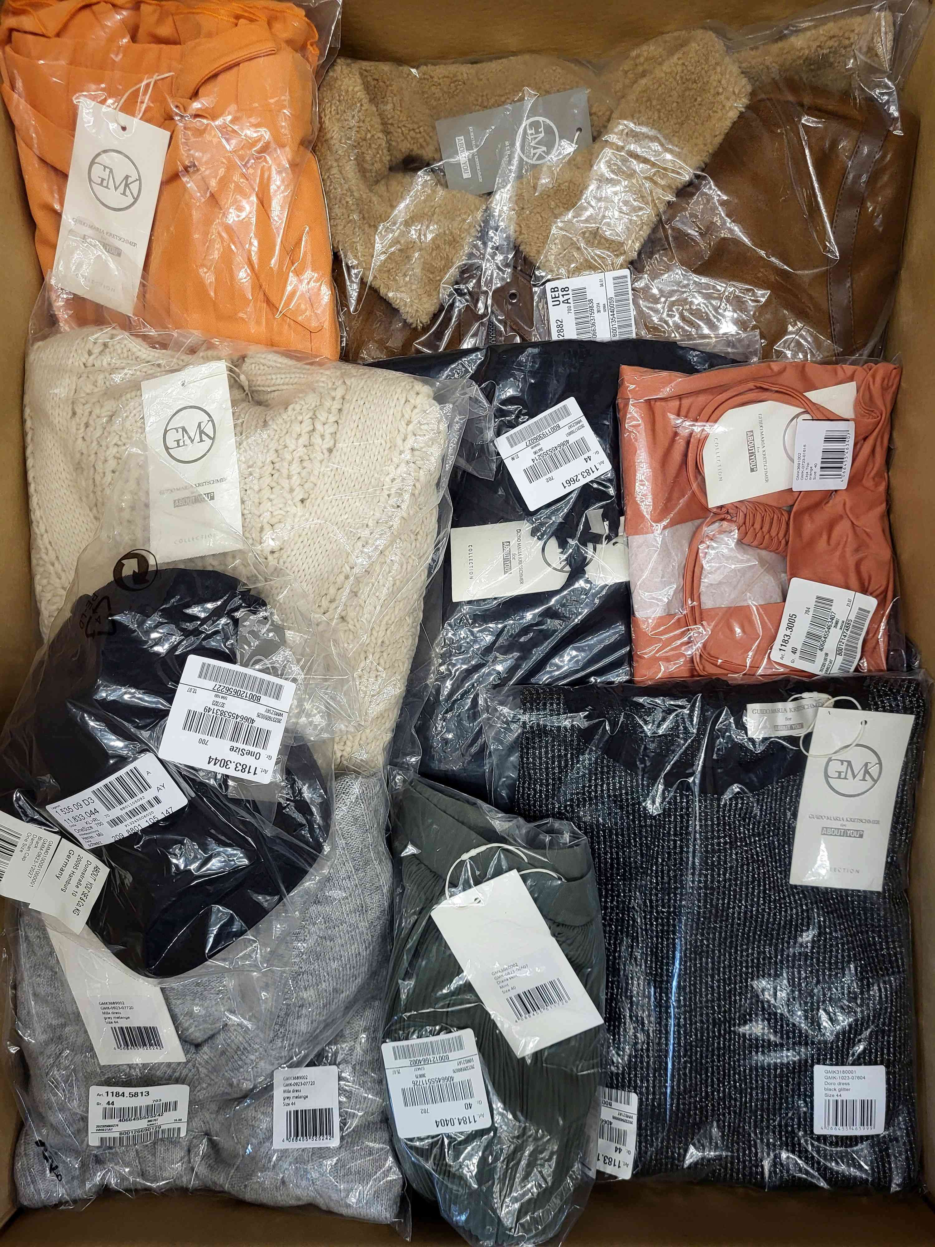 YA1004 3 The photo shows a package with clothing in the category YA.