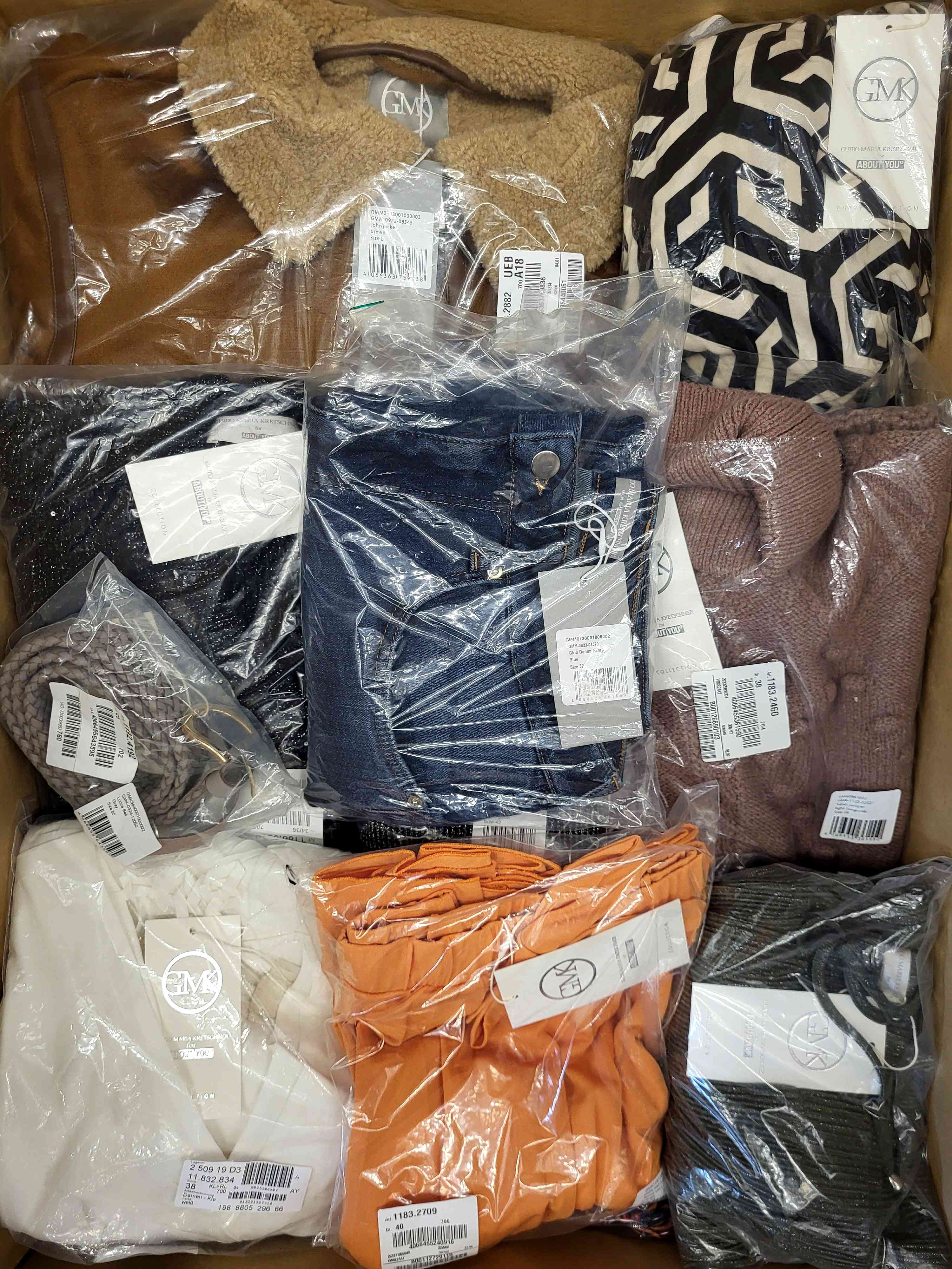 YA1006 3 The photo shows a package with clothing in the category YA.