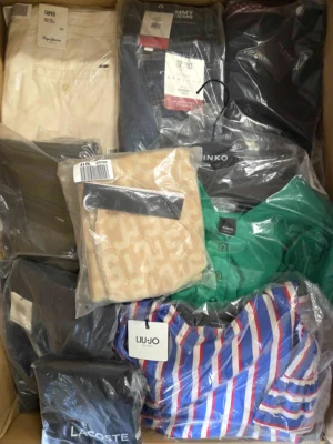 The photo shows a package with clothing in the category A.