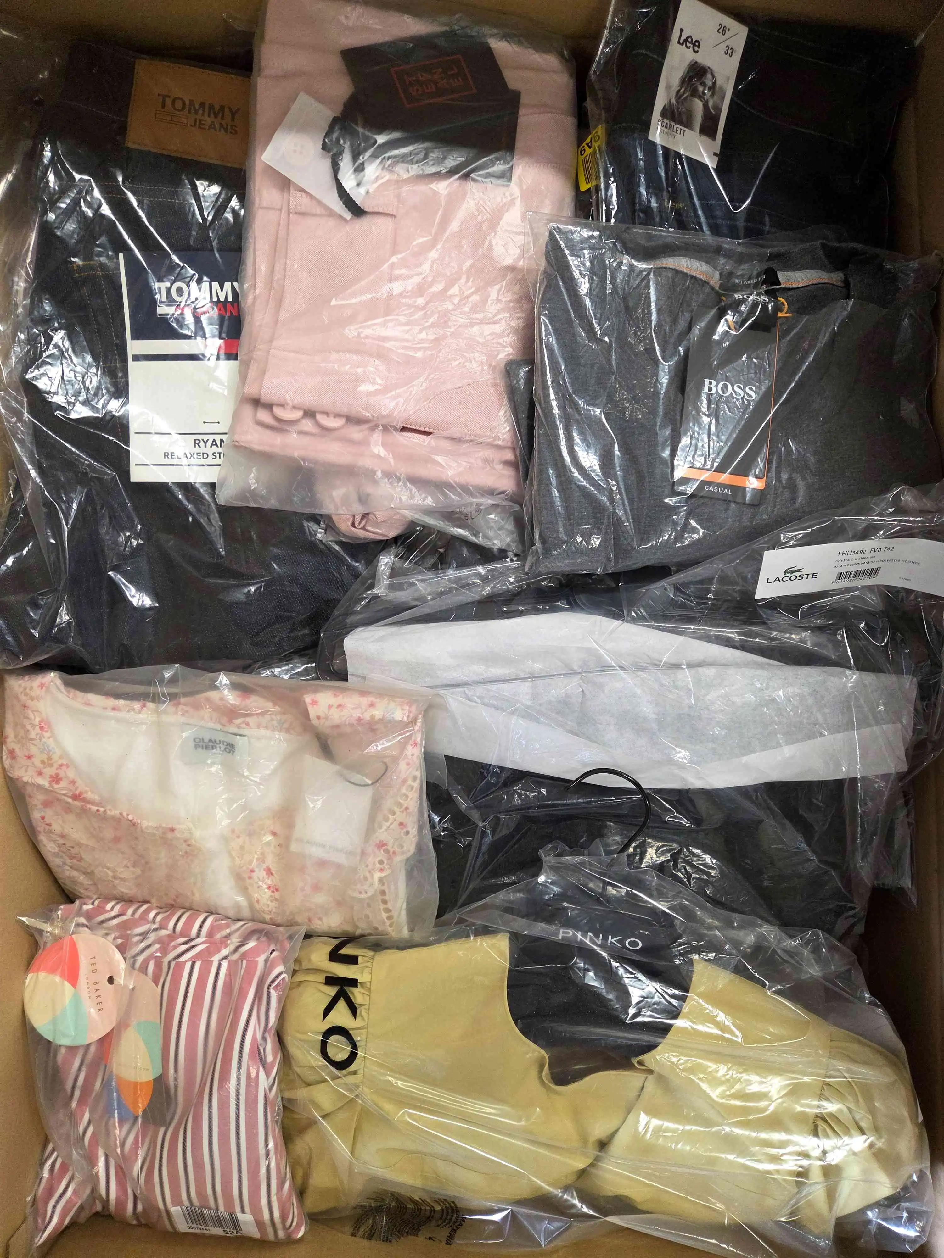 A1010 3 The photo shows a package with clothing in the category A.