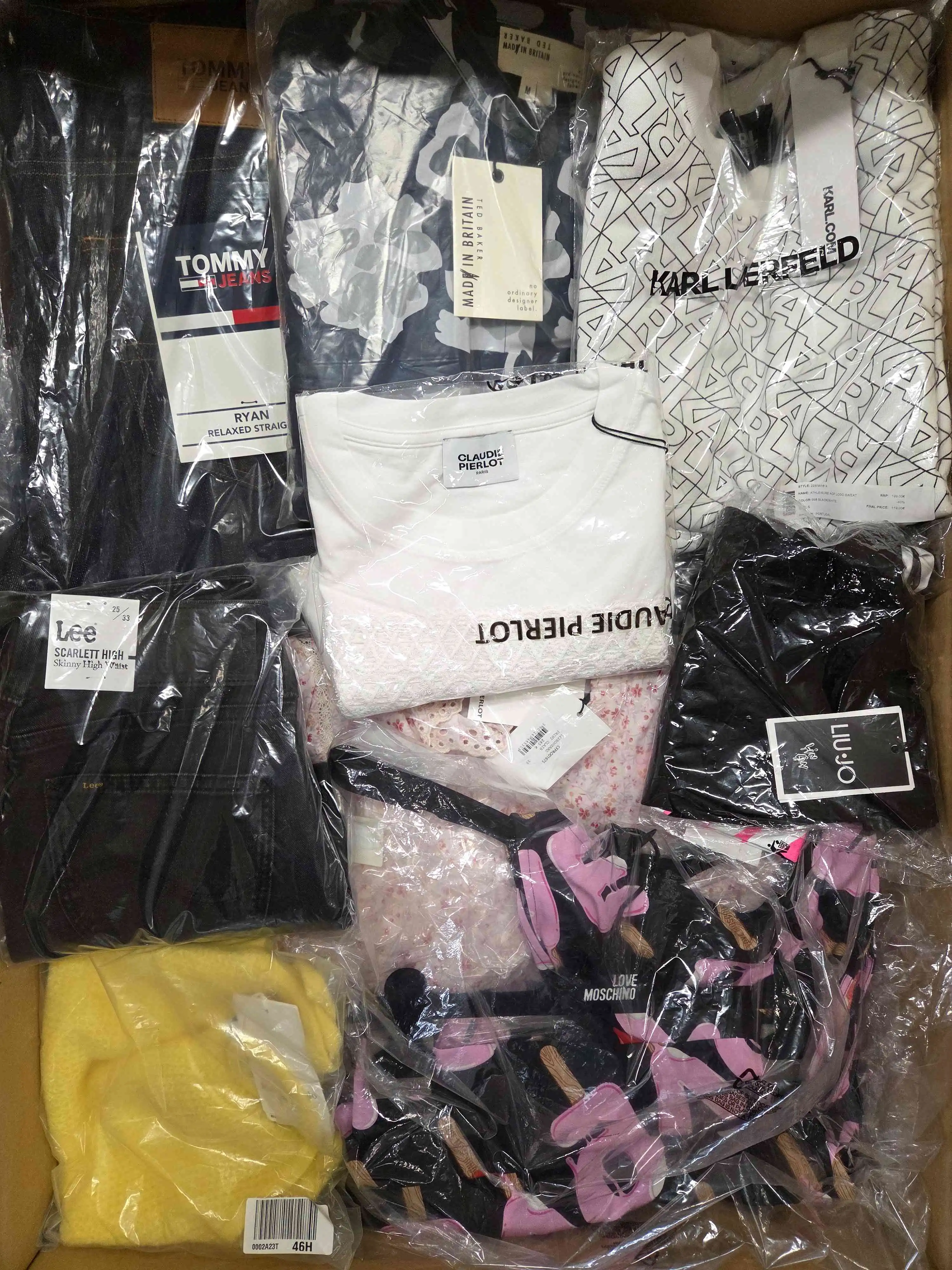 A1022 3 The photo shows a package with clothing in the category A.