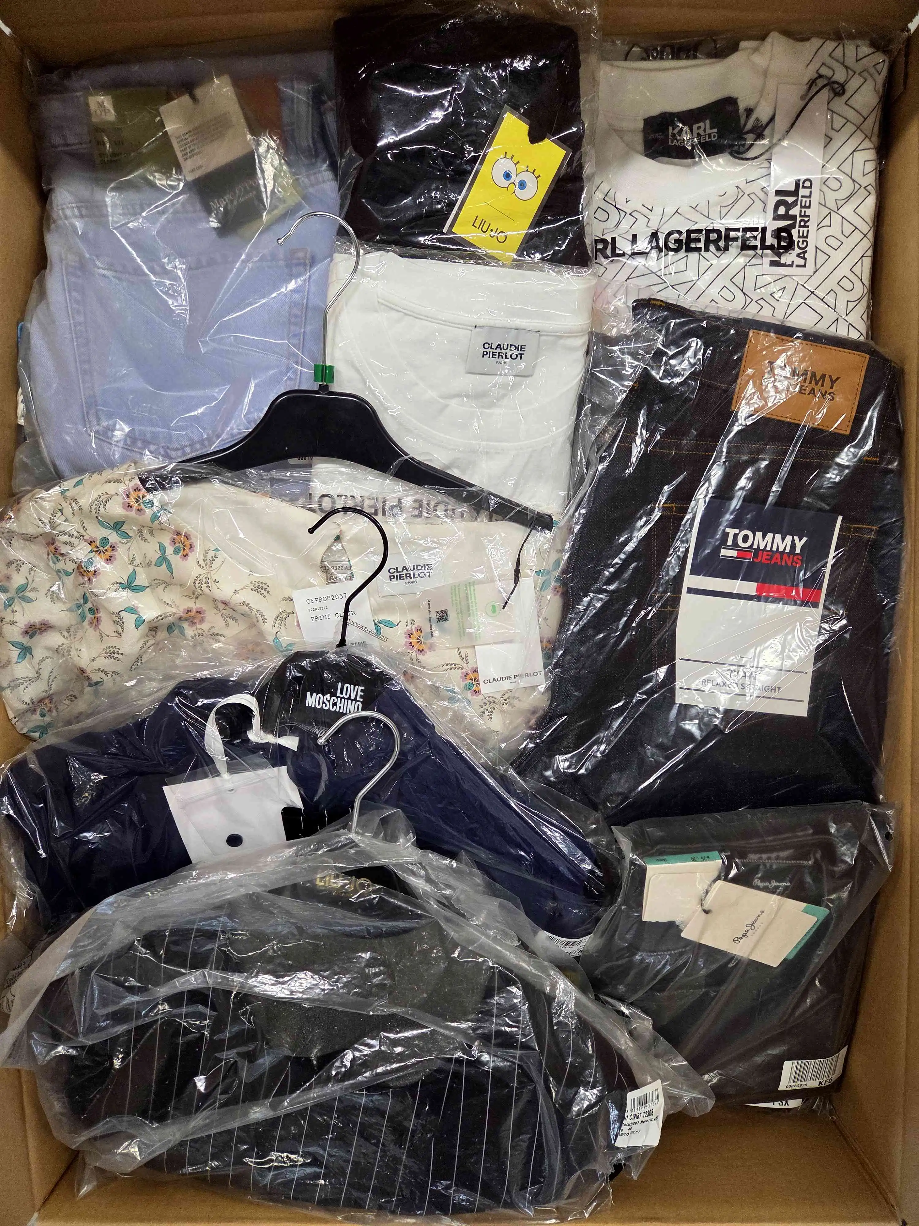 A1029 3 The photo shows a package with clothing in the category A.