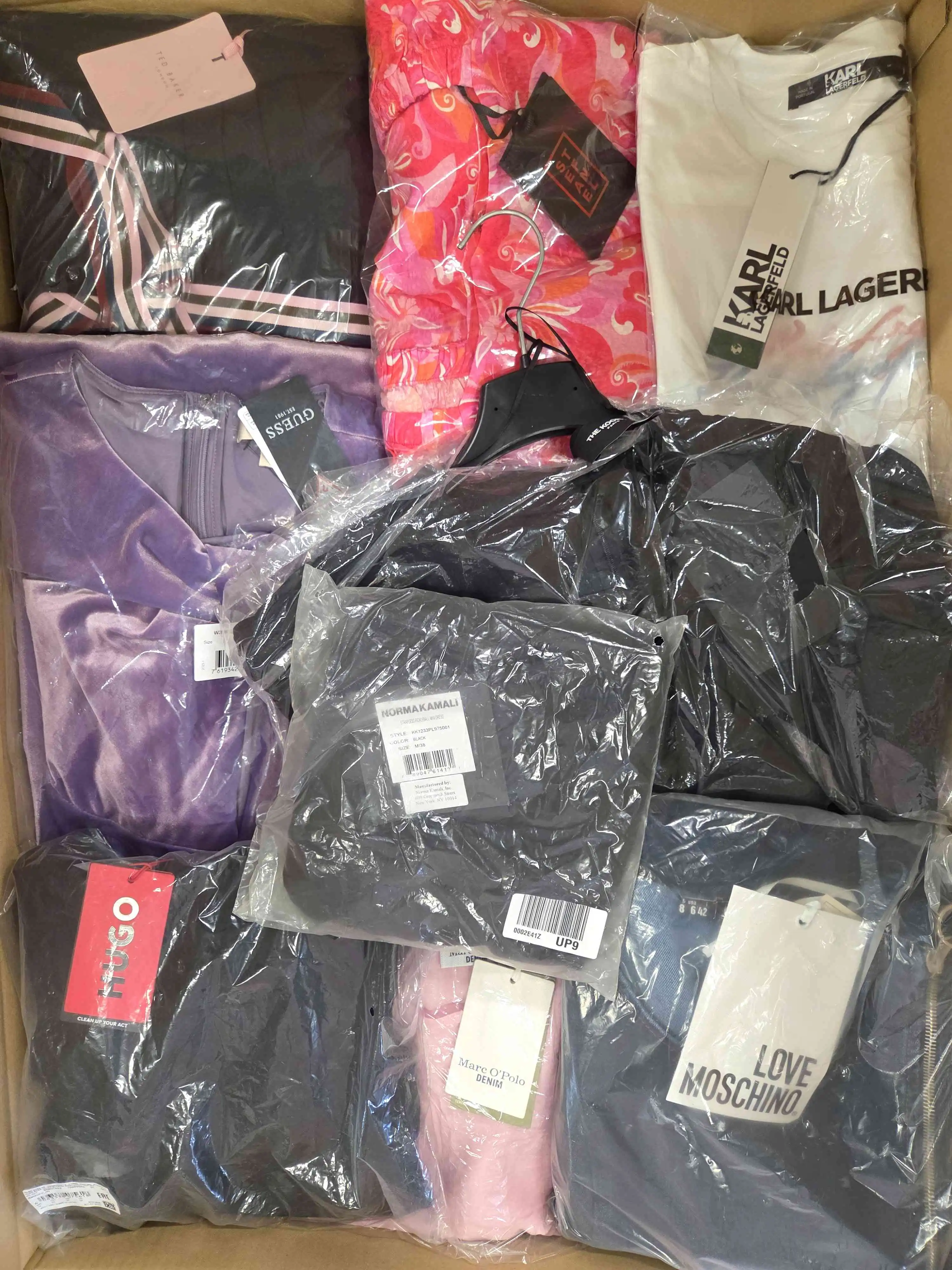 AD102 3 The photo shows a package with clothing in the category A.