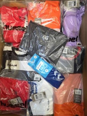 The photo shows a package with clothing in the category H.