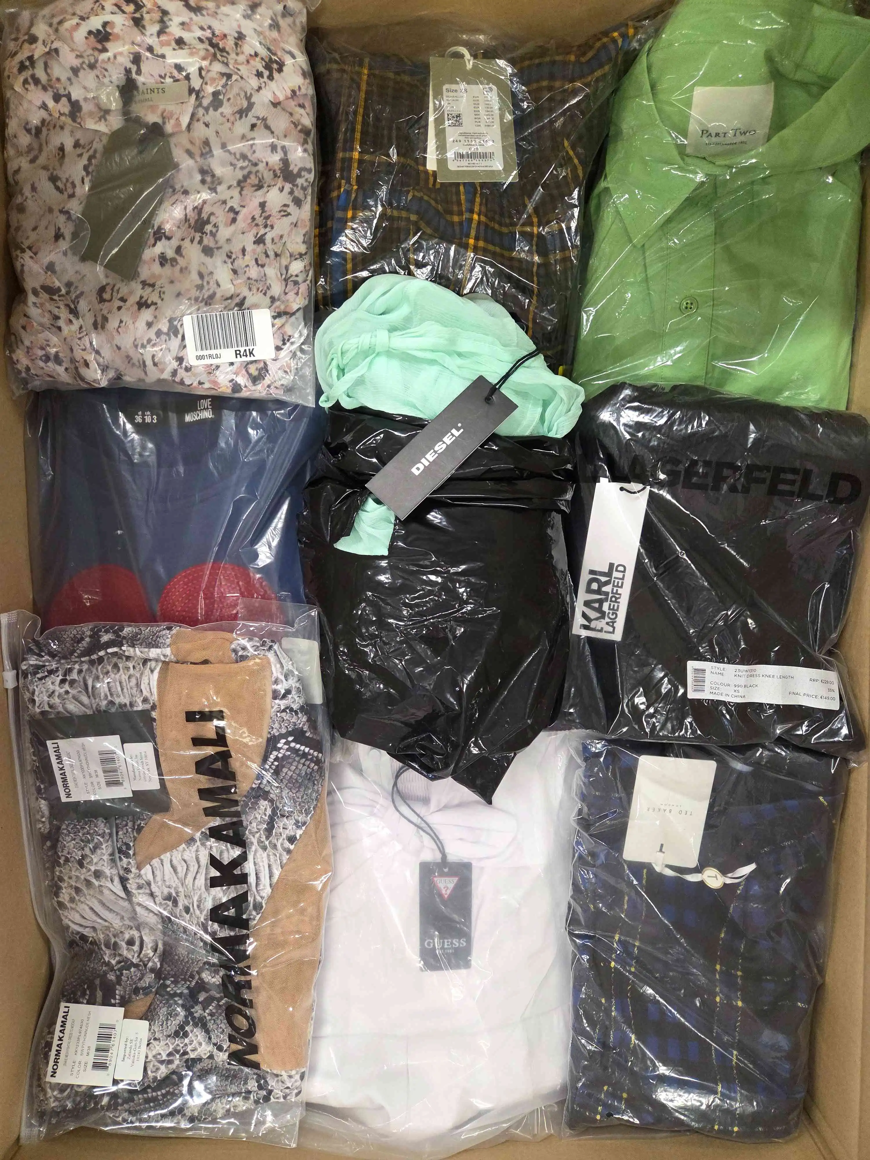 AD106 3 The photo shows a package with clothing in the category A.