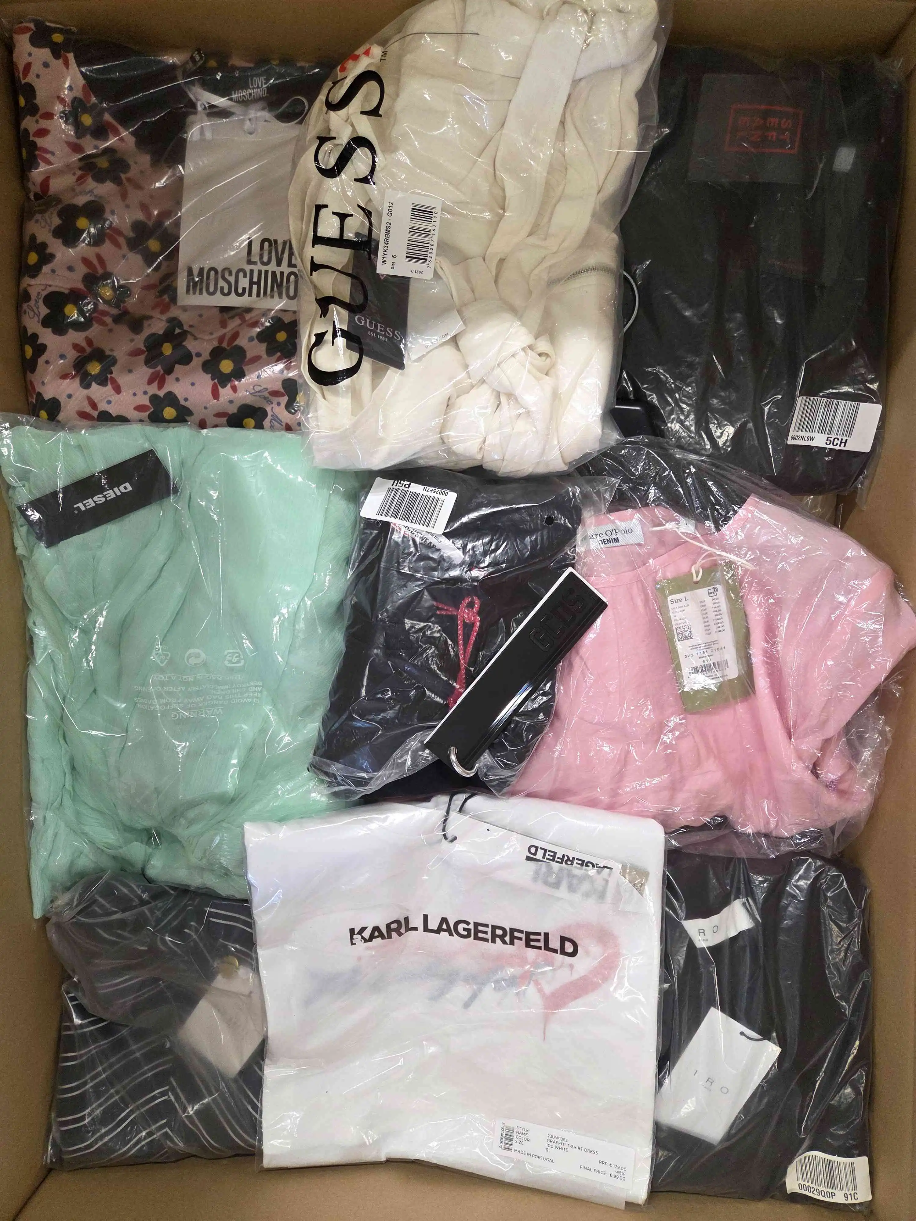 AD109 3 The photo shows a package with clothing in the category A.