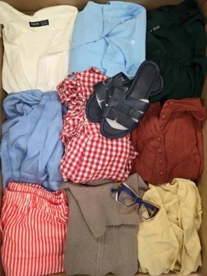 The photo shows a package with clothing in the category BSN.