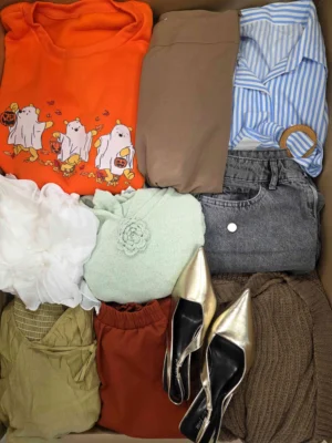 The photo shows a package with clothing in the category BSN.