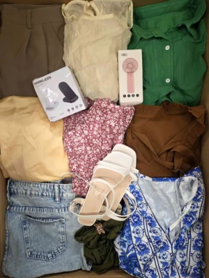 The photo shows a package with clothing in the category BSN.