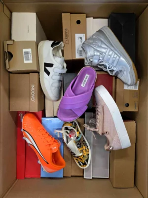 The photo shows a package with footwear in the category AS.