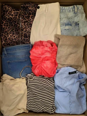 The photo shows a package with clothing in the category BSN.