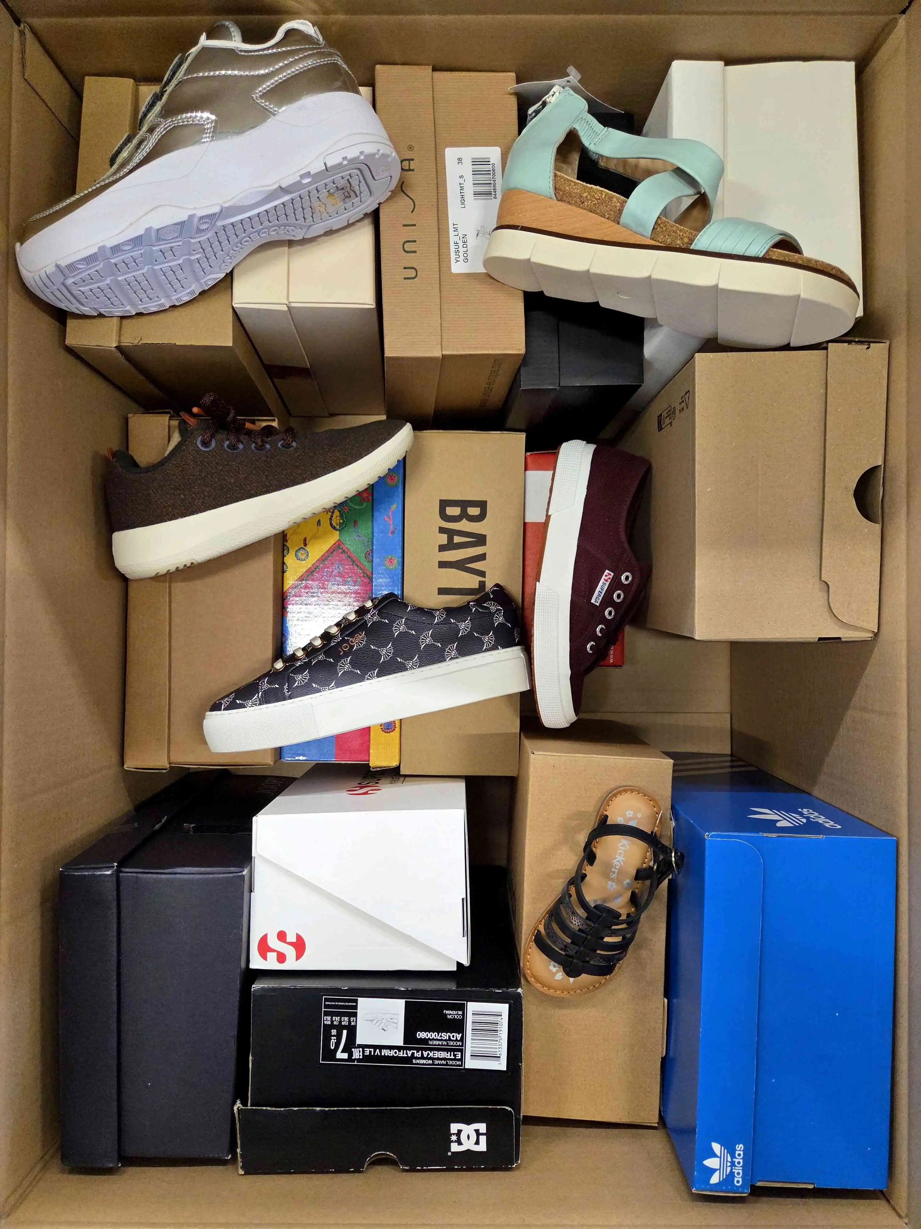 AS1207 3 The photo shows a package with footwear in the category AS.