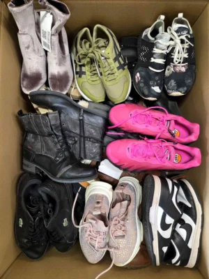The photo shows a package with footwear in the category SH.