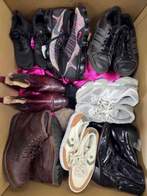 The photo shows a package with footwear in the category SH.