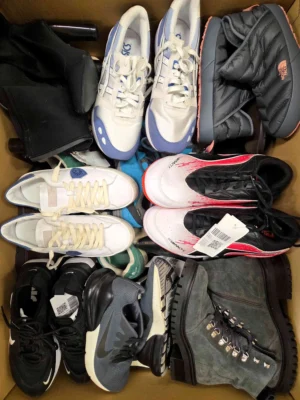The photo shows a package with footwear in the category SH.