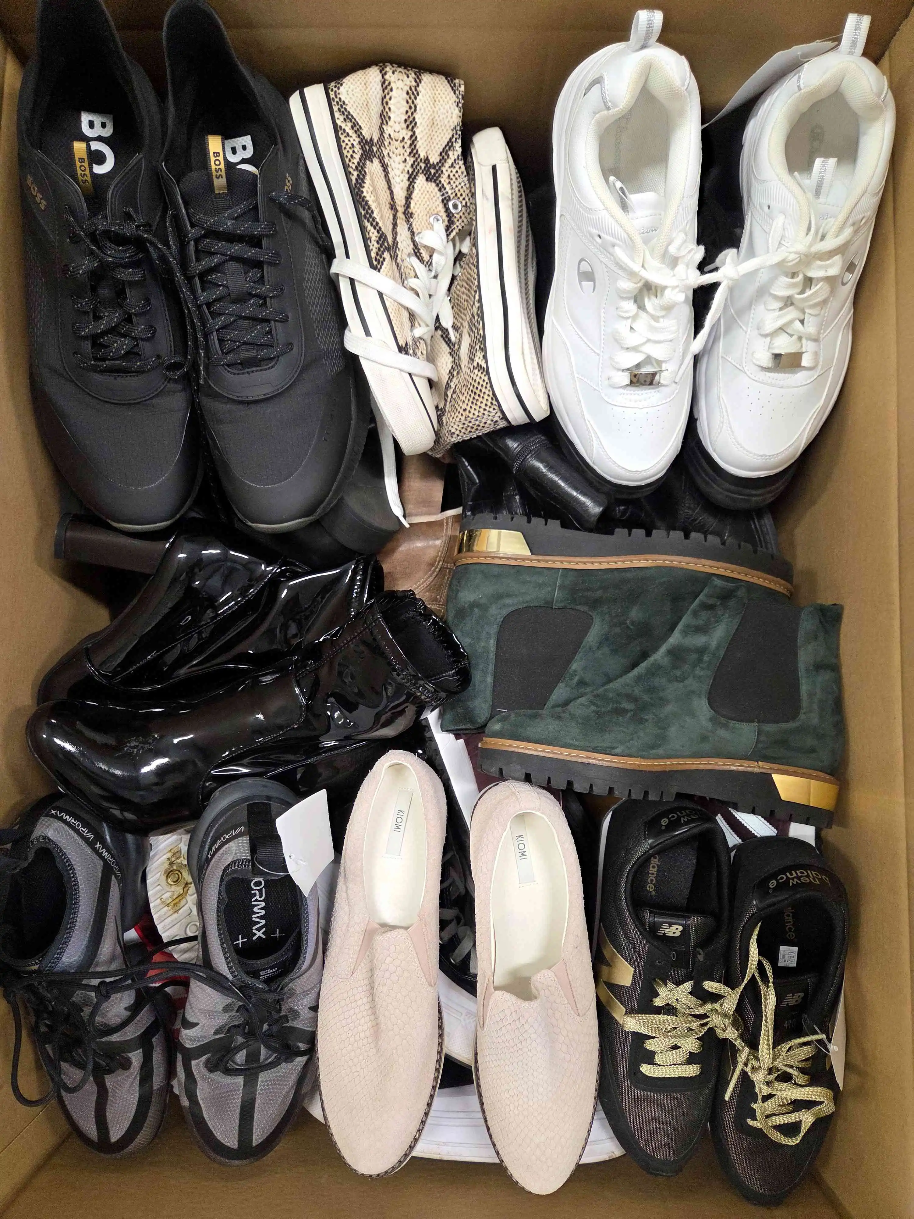SH1248 3 The photo shows a package with footwear in the category SH.