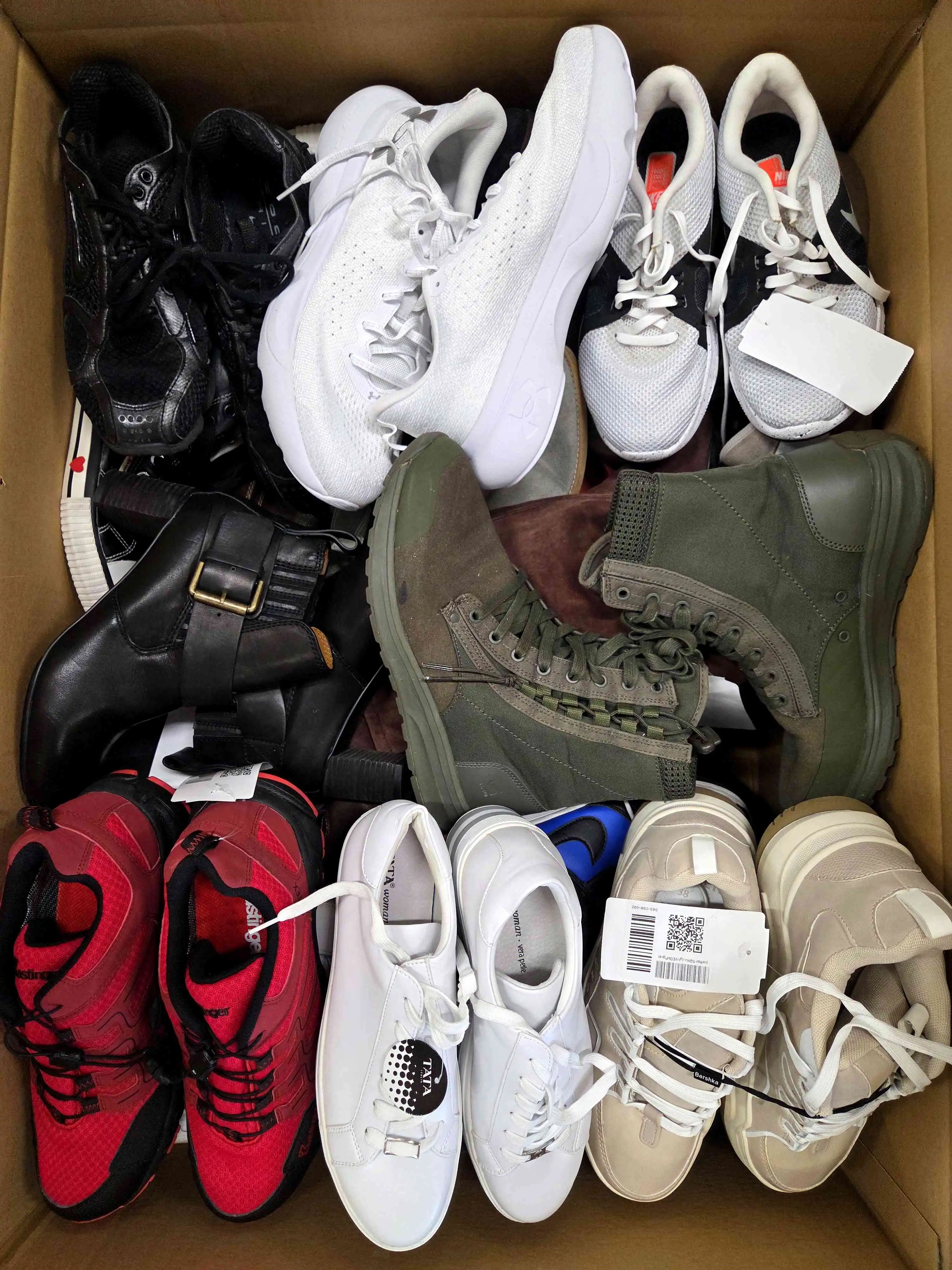 SH1249 3 The photo shows a package with footwear in the category SH.