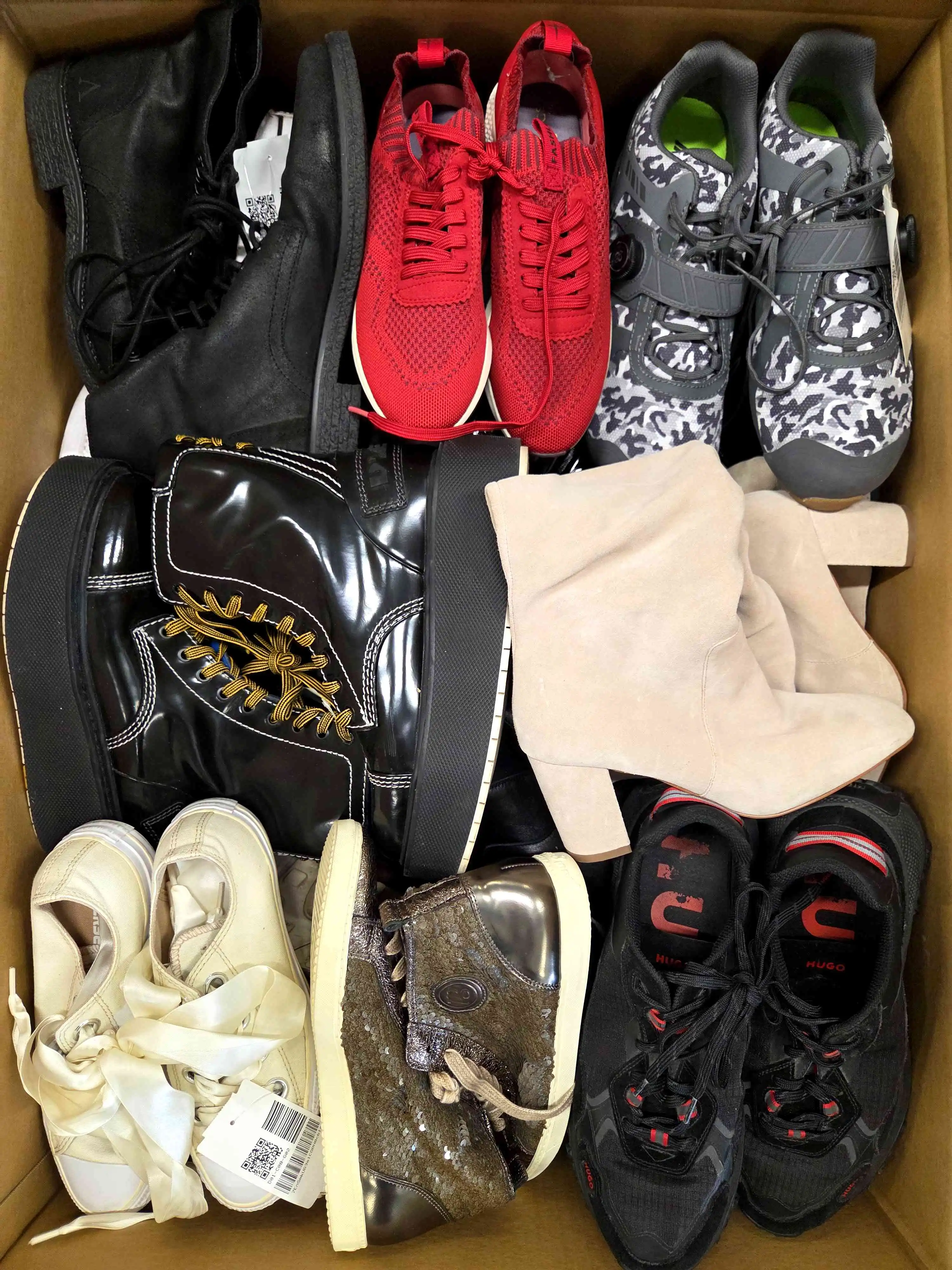 SH1250 3 The photo shows a package with footwear in the category SH.