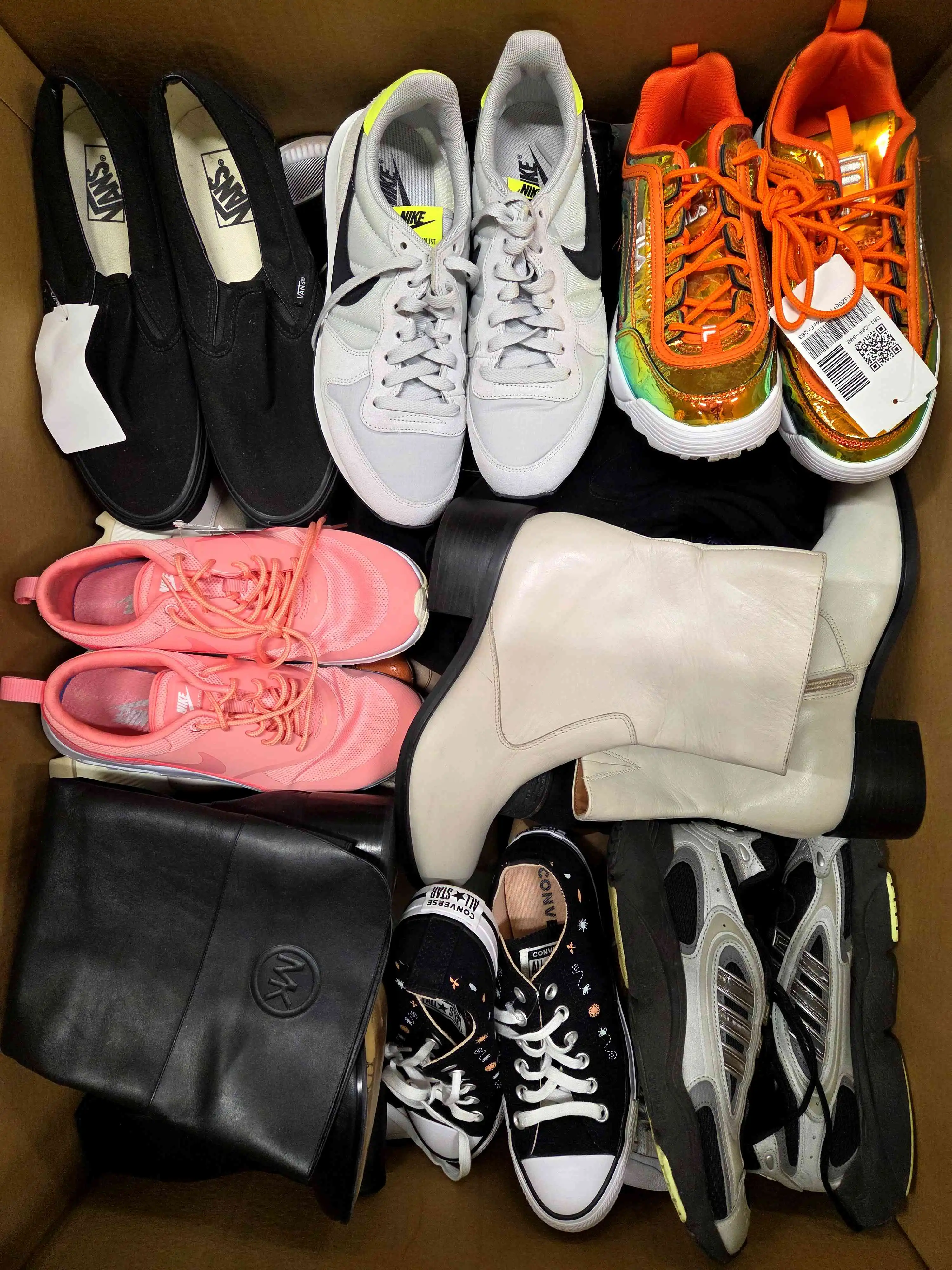 SH1255 2 The photo shows a package with footwear in the category SH.